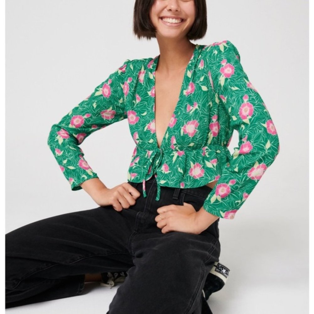 Aritzia Sunday Best New Cropped Tie-Front Blouse in Peacock Green/Hot Pink